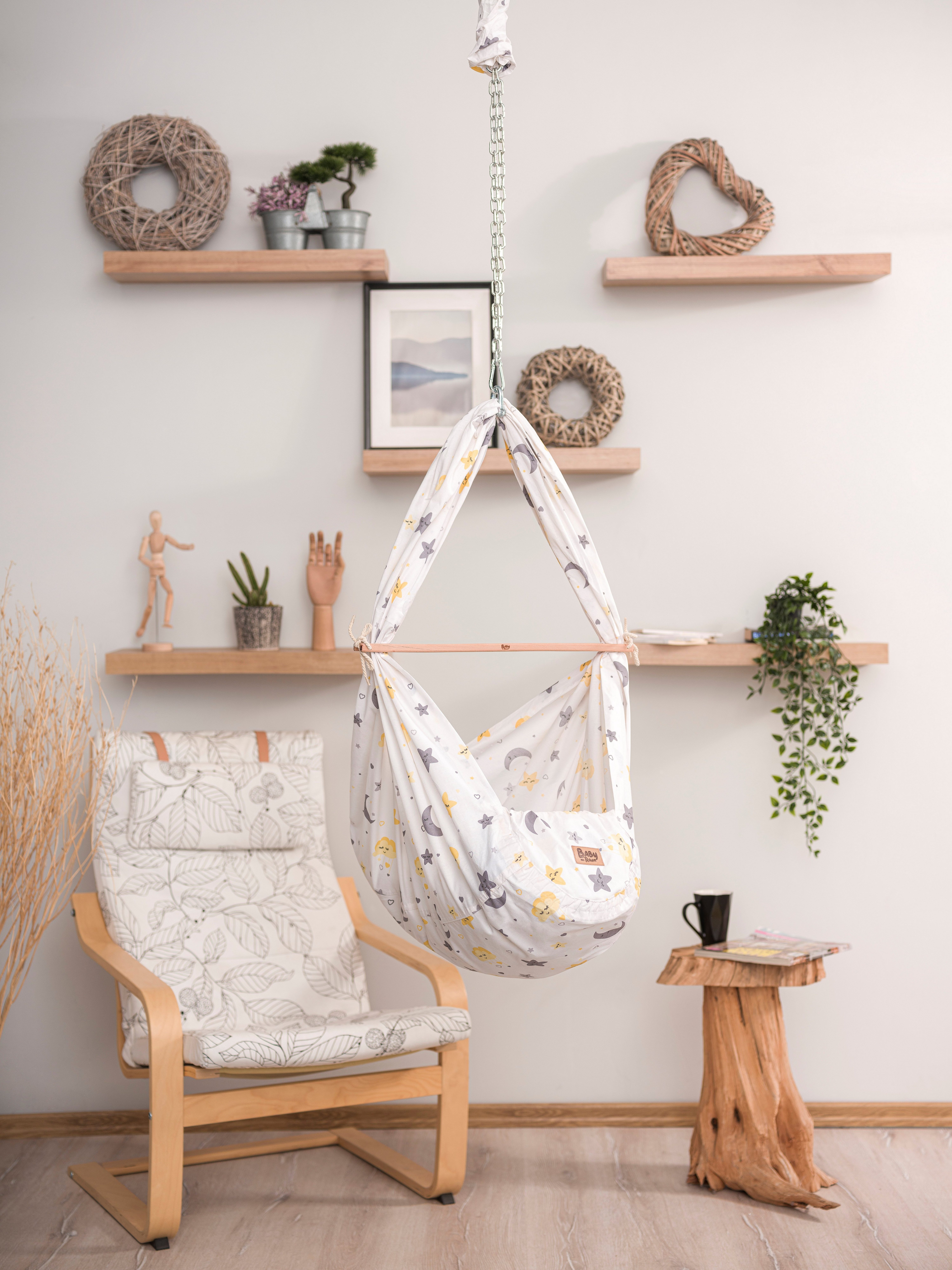 Teppich-Traum Federwippe Einschlafhilfe Baby-Traum Federwiege, 0-15 kg, Sterne Mond & Herzchen auf weiß