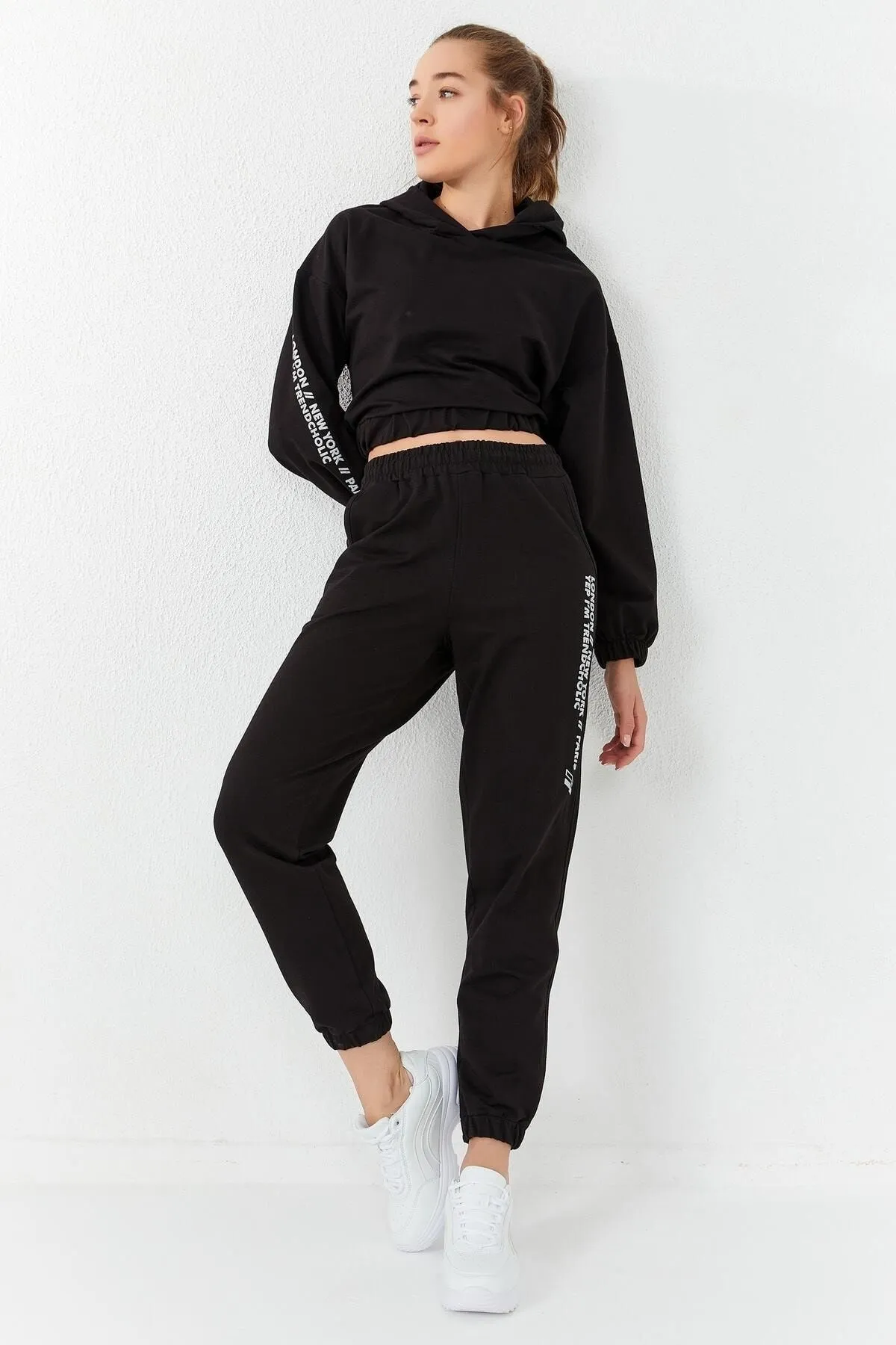 TOMMY LIFE  Schwarzer Damen-Trainingsanzug mit Kapuze und übergroßen elastischen Beinen und Textdruck – 95295