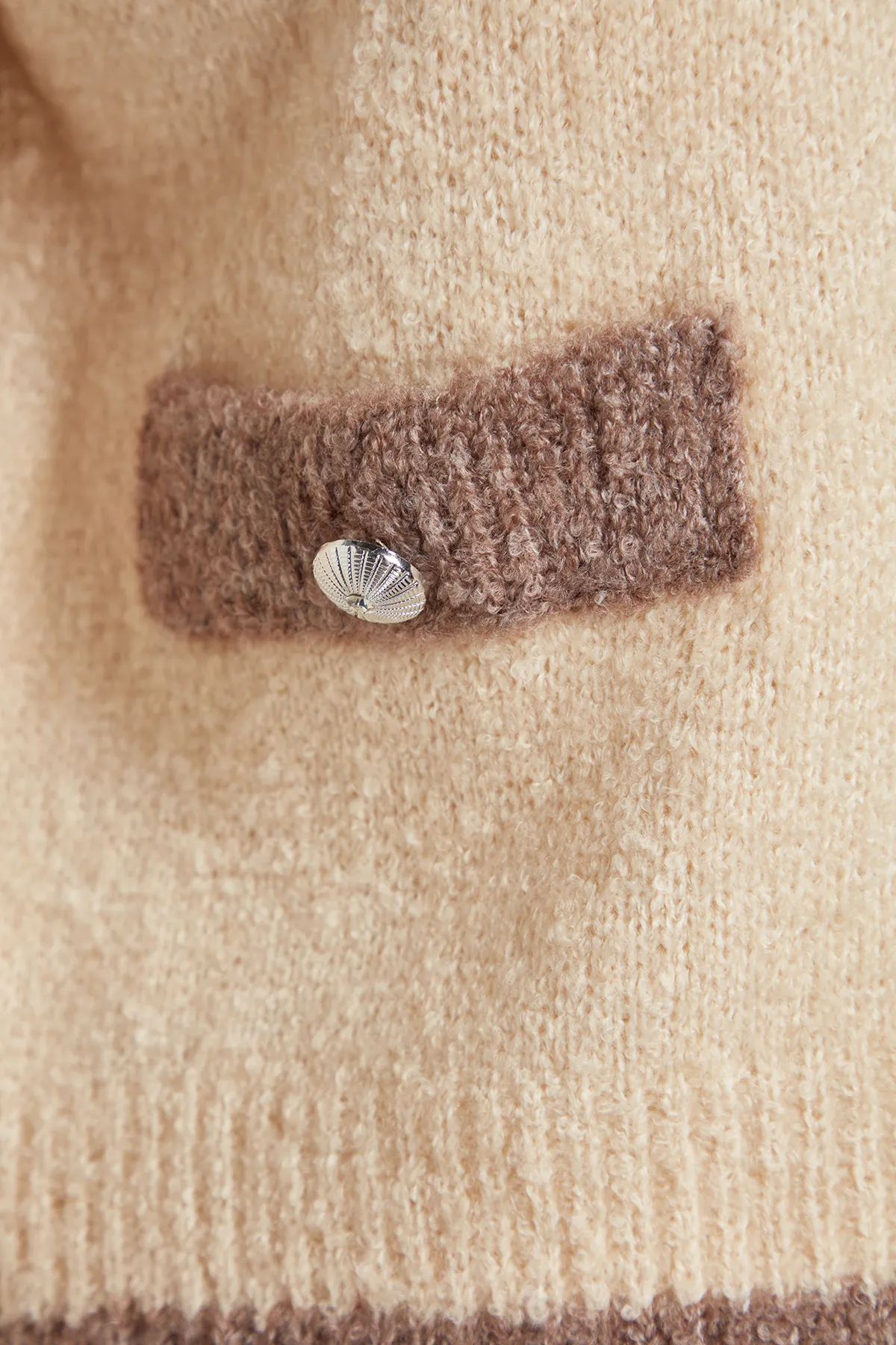 Trendyol Collection  Strickjacke aus Bouclégarn in Stein TWOAW24HI00317