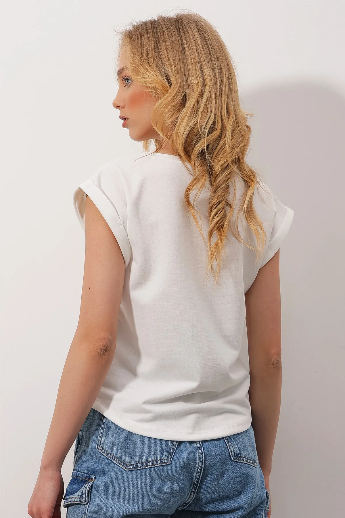Trend Alaçatı Stili  Weiße Scuba-Bluse mit Rundhalsausschnitt und zwei Ärmeln für Damen ALC-X9916