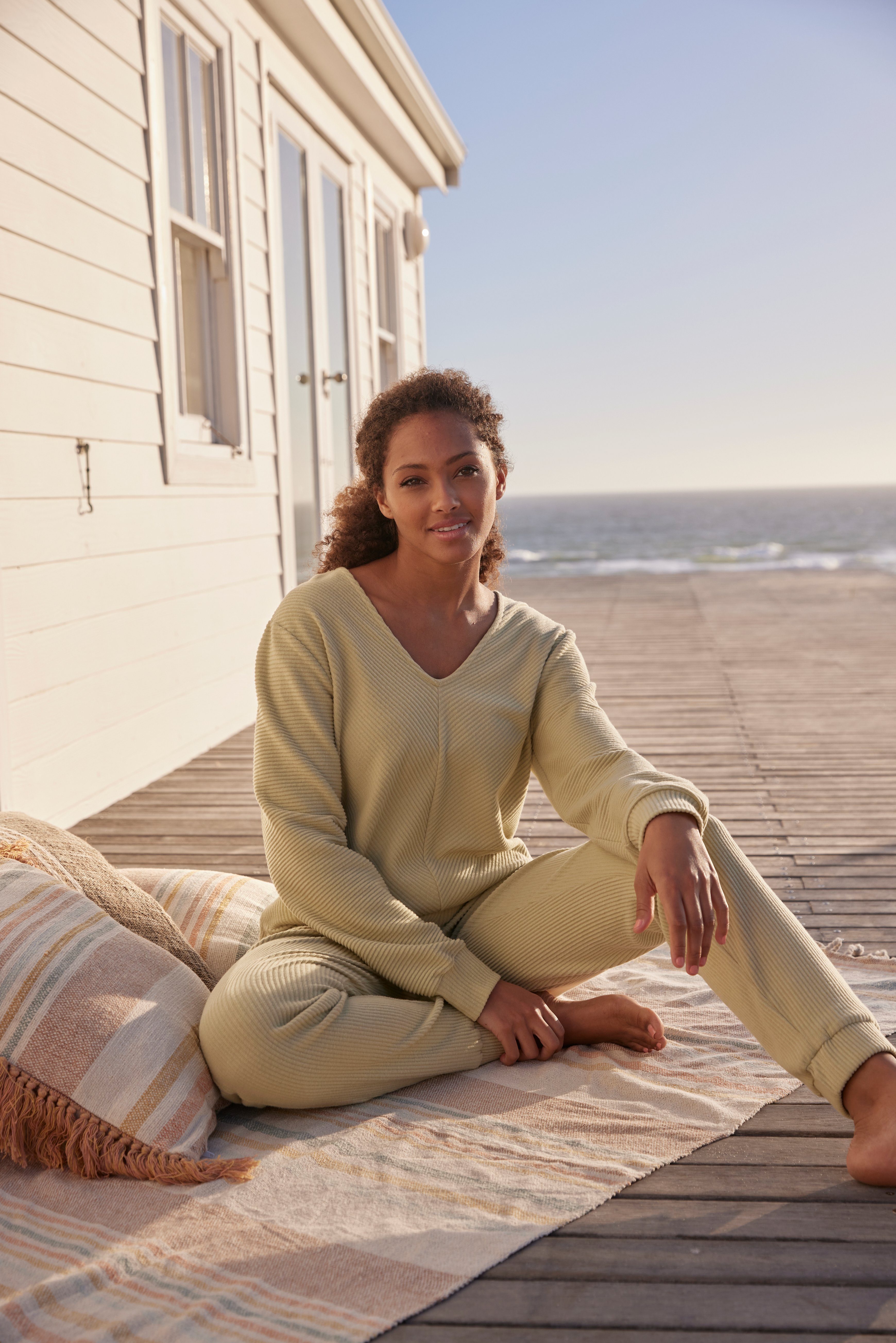 s.Oliver Sweatshirt -Langarmshirt mit V-Ausschnitt und weiche Rippbündchen, Loungeanzug