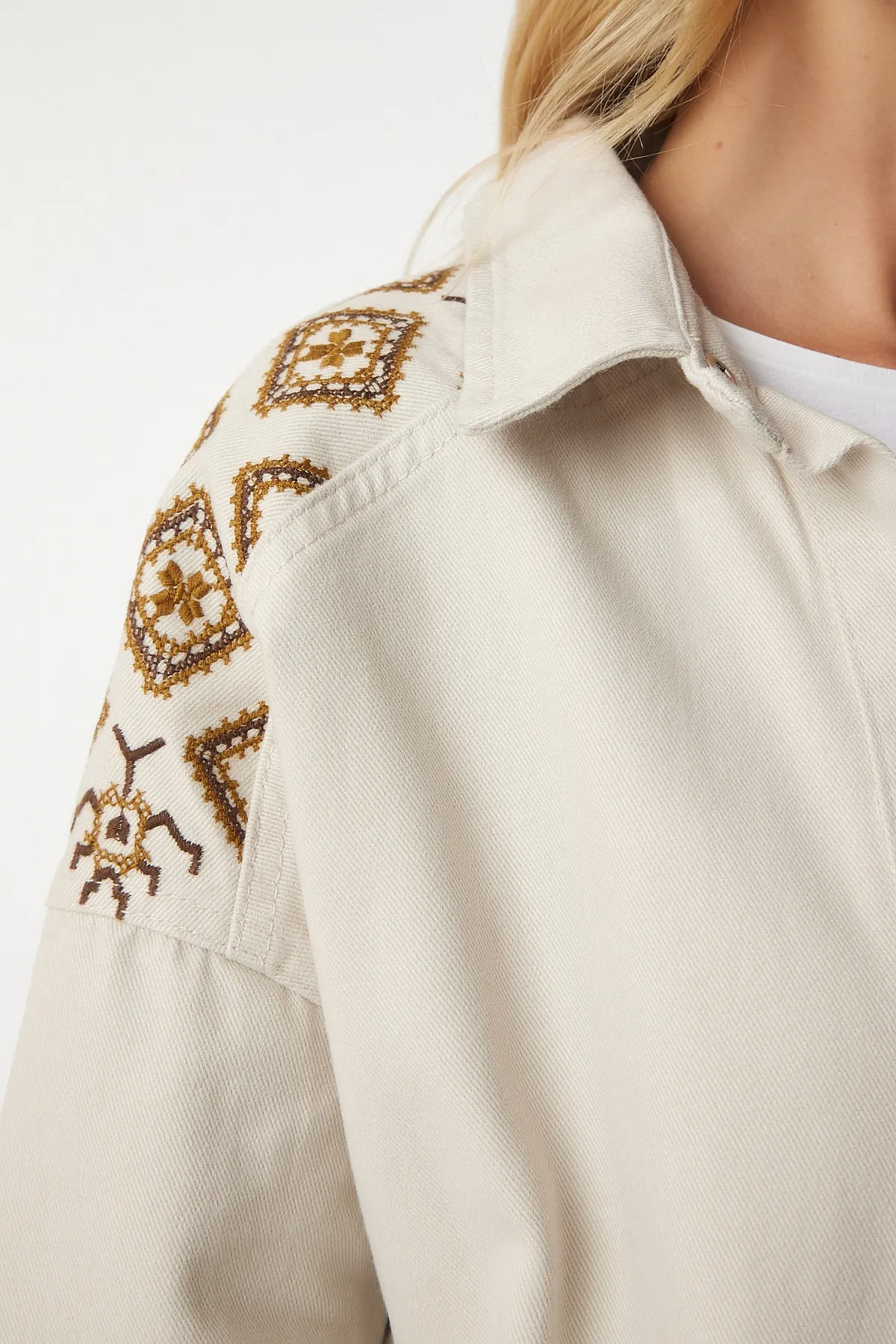 Happiness İstanbul  Cremefarbene Gabardine-Hemdjacke mit ethnischer Stickerei für Damen RV00142