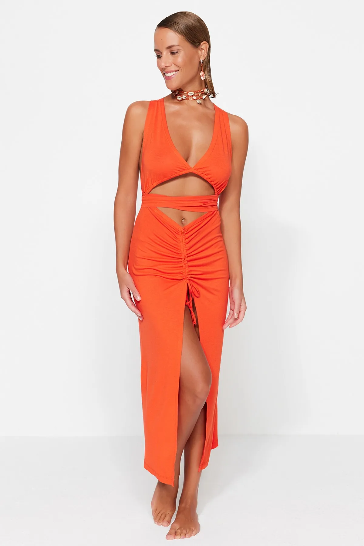 Trendyol Collection  Rotes, detailliertes, langes Strandkleid mit Ausschnitten TBESS22EL1459