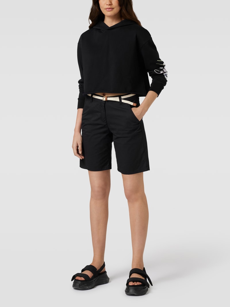 Shorts mit Gürtel in Flecht-Optik in schwarz