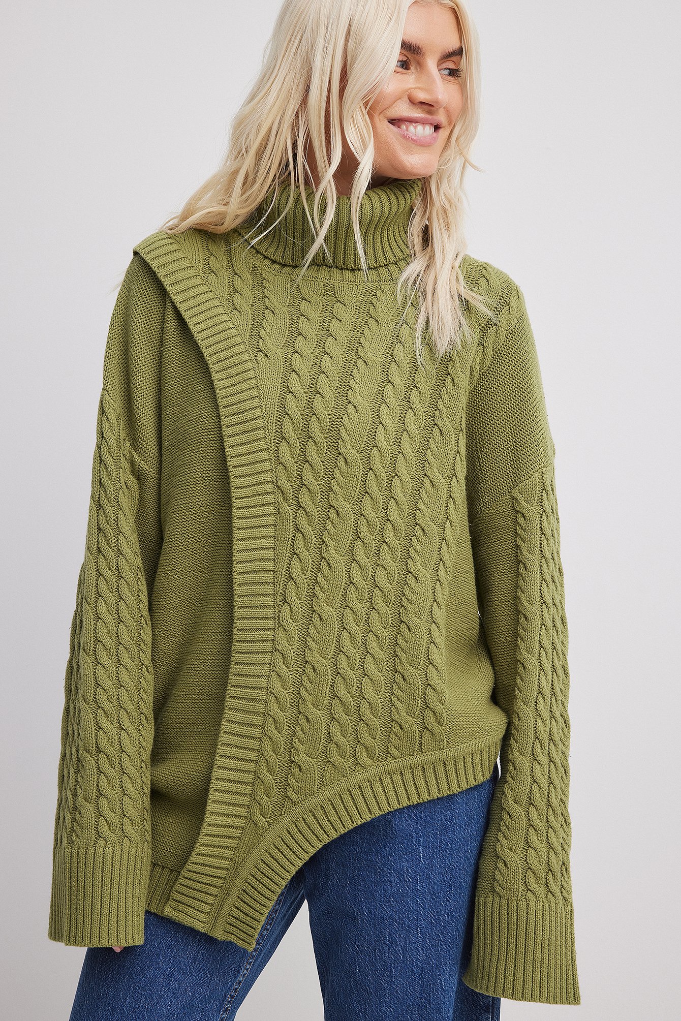 Asymmetrischer Strickpullover mit Zopfmuster