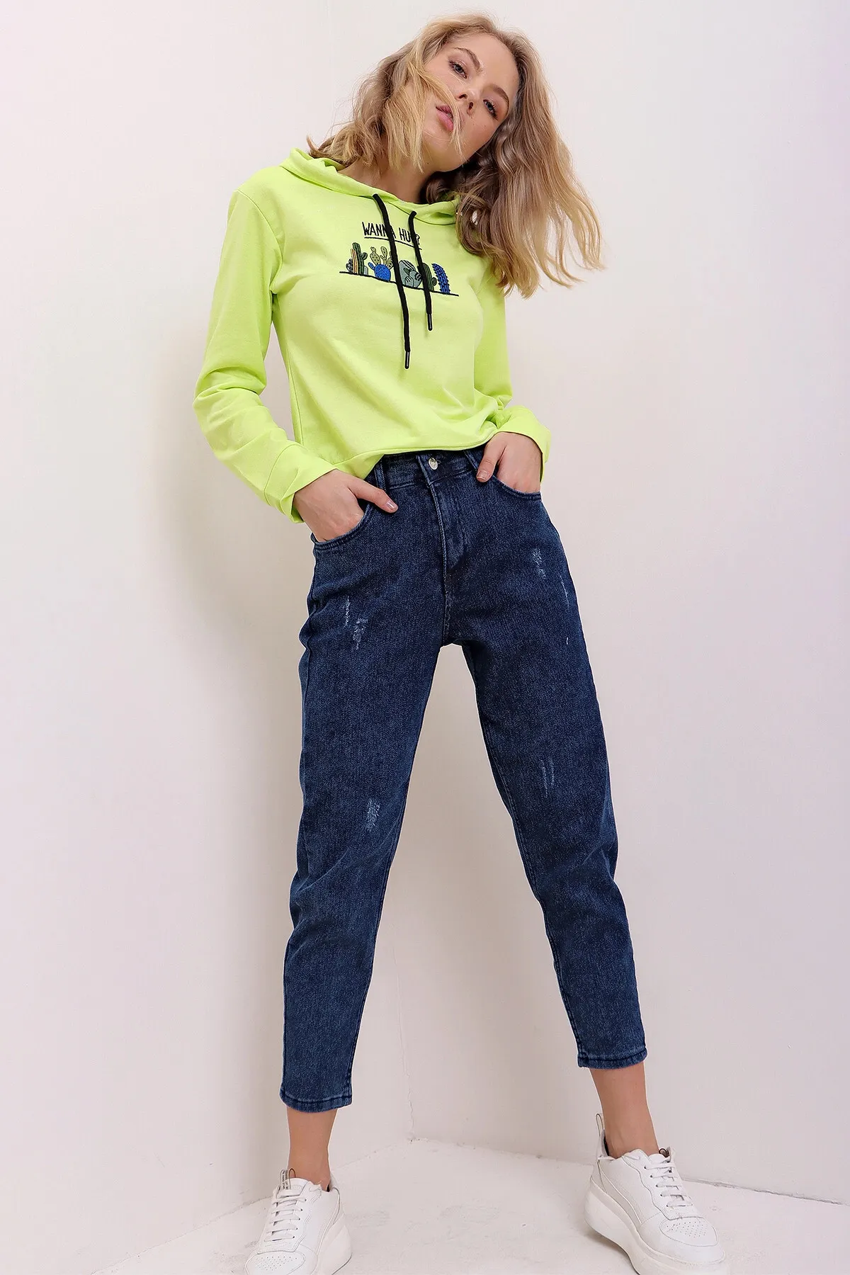 Trend Alaçatı Stili  Mom-Jeanshose aus Lycra mit hoher Taille, zerrissen und detailliert, Df00011