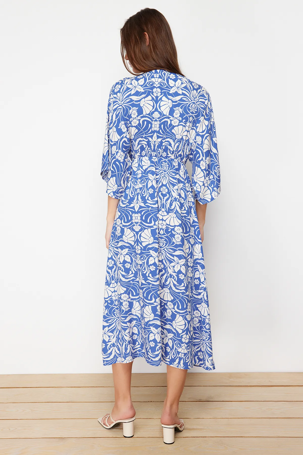 Trendyol Collection  Saks Blumendruck A-Linie Zweireihiges Kragen Midi Gewebtes Kleid TWOSS24EL00913