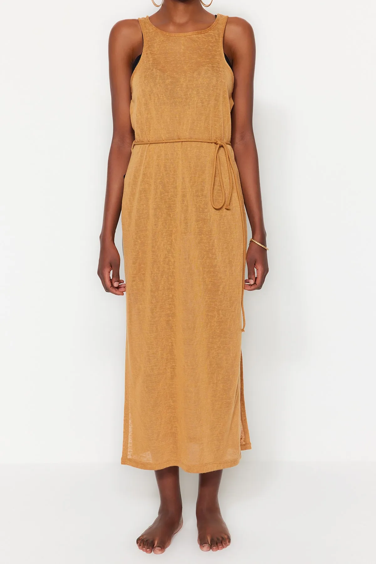 Trendyol Collection  Kamelfarbenes, gestricktes Maxi-Strandkleid mit Schlitz und Gürtel TBESS21EL2991