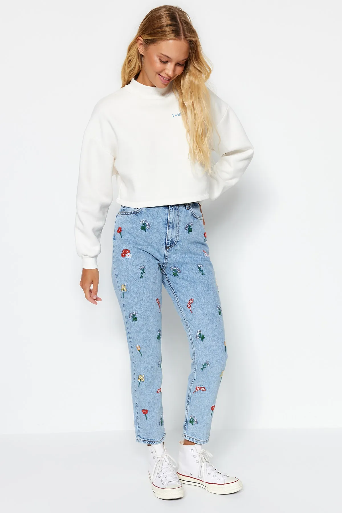 Trendyol Collection  Blaue bestickte Mom-Jeans mit hoher Taille TWOSS21JE0591