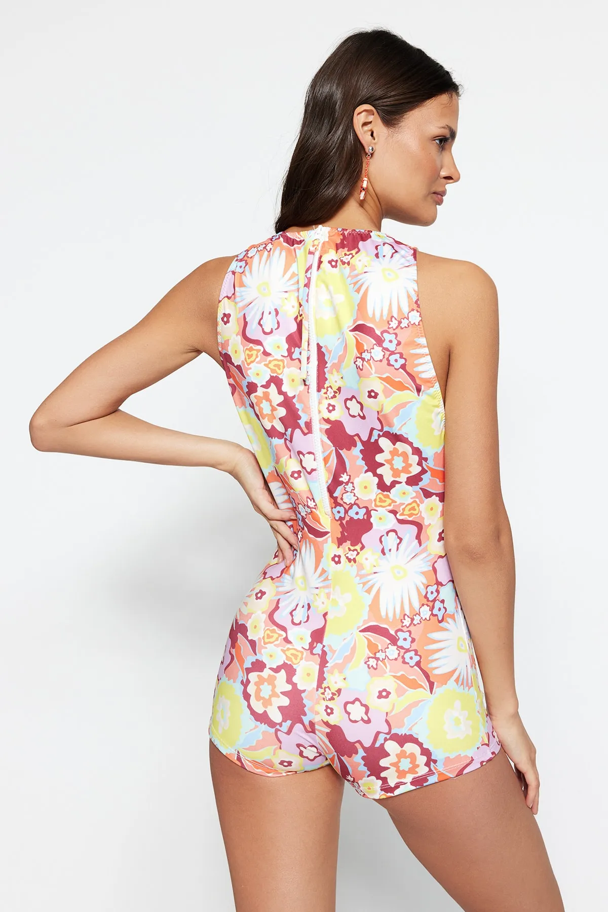 Trendyol Collection  Surf-Badeanzug mit Neckholder-Kragen, Blumenmuster, Reißverschluss und normaler Beinlänge TBESS23MA00160