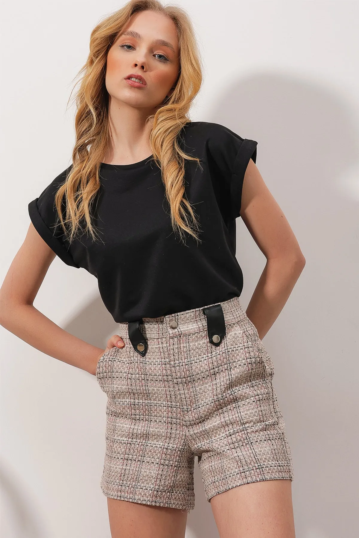 Trend Alaçatı Stili  Schwarze Damen-Scuba-Bluse mit Rundhalsausschnitt und zwei Ärmeln ALC-X9916