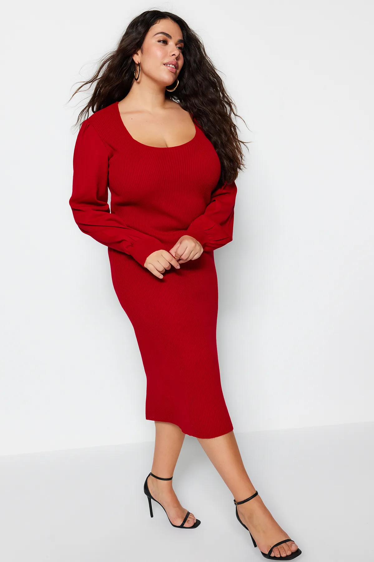 Trendyol Curve  Rotes, figurbetontes Midi-Strickkleid in Übergröße TBBAW23AH00032