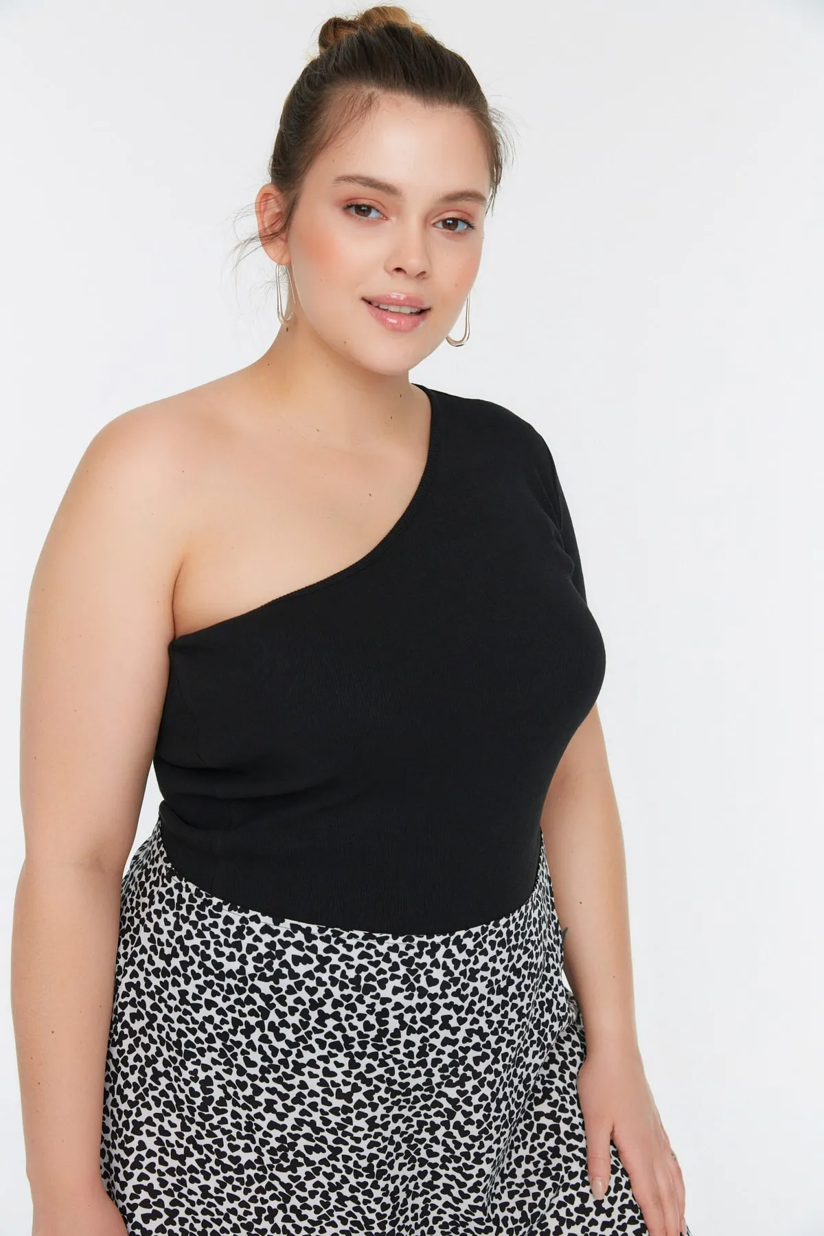 Trendyol Curve  Schwarze One-Shoulder-Strickbluse TBBSS22AF0046
