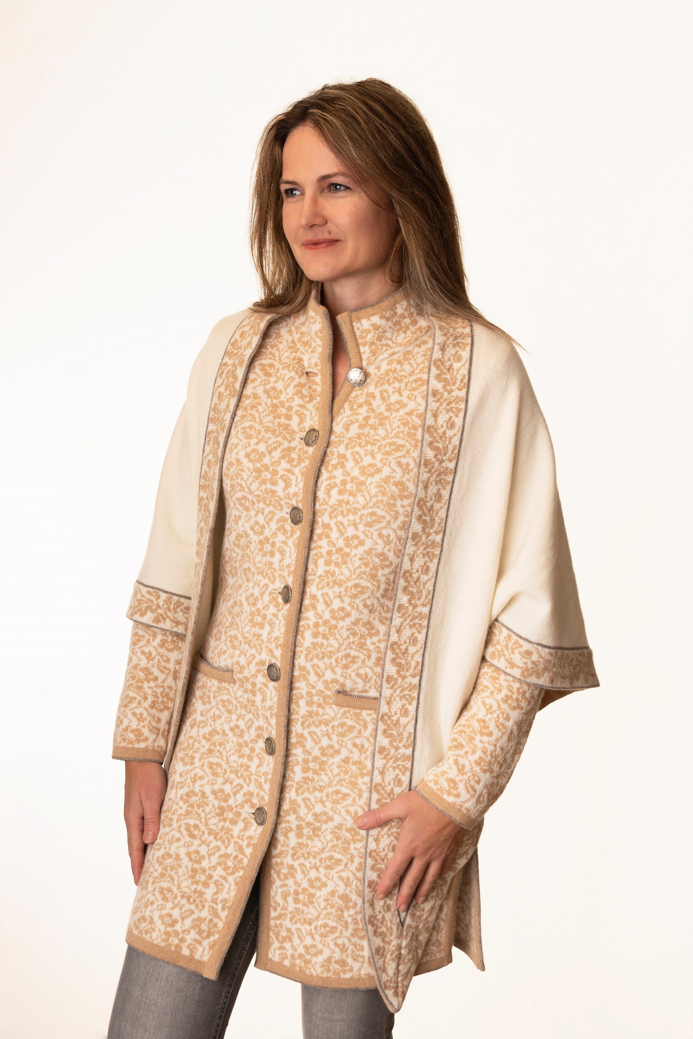 Pezzo D'oro Strickponcho Große Stola aus feinster Merinowolle, Fb.creme,Dreiecktuch,Wolltuch (1-teilig) Jacquardmuster wird in Doppelstrick gefertigt