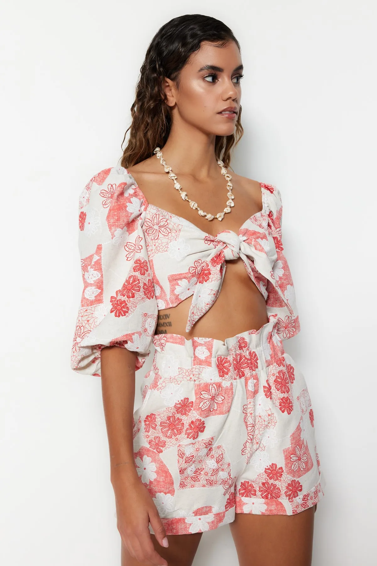 Trendyol Collection  Gewebtes Set mit Bluse und Shorts mit Blumenmuster und Bindeband TBESS23AU00004