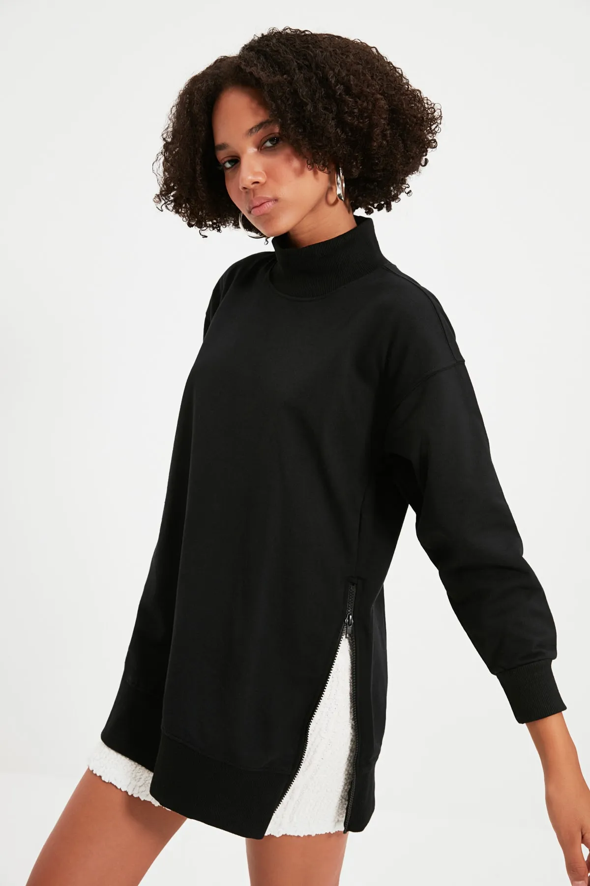 Trendyol Collection  Schwarzes, langes, übergroßes/weites Sweatshirt mit Reißverschluss, Stehkragen, dickem Fleece innen, Strick-Sweatshirt TWOAW20SW0322