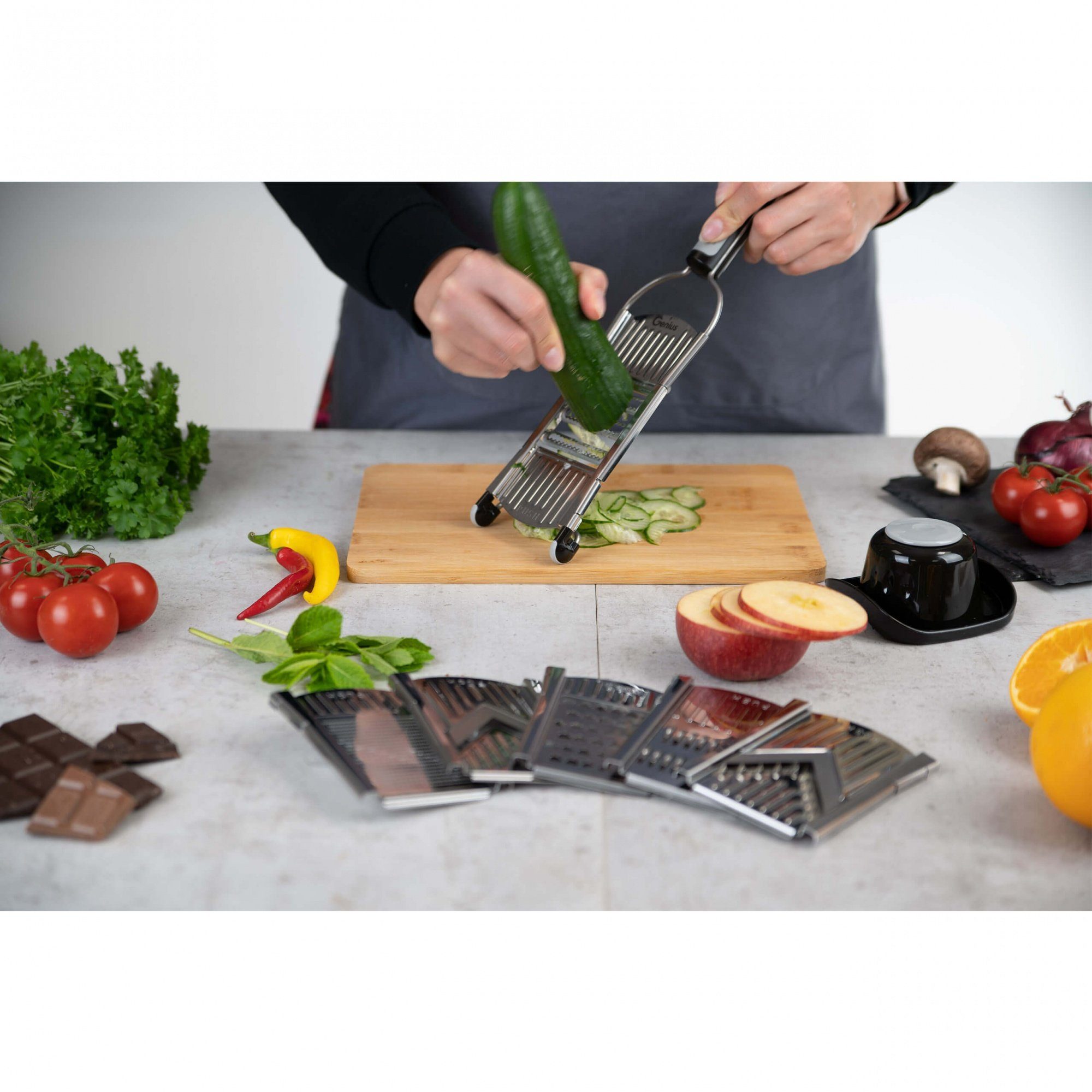 Genius Gemüseschneider Nicer Dicer Speed, 13tlg. Multihobel-Set mit V-Klinge aus Edelstahl, Kräuterroller, Aufbewahrungsbox