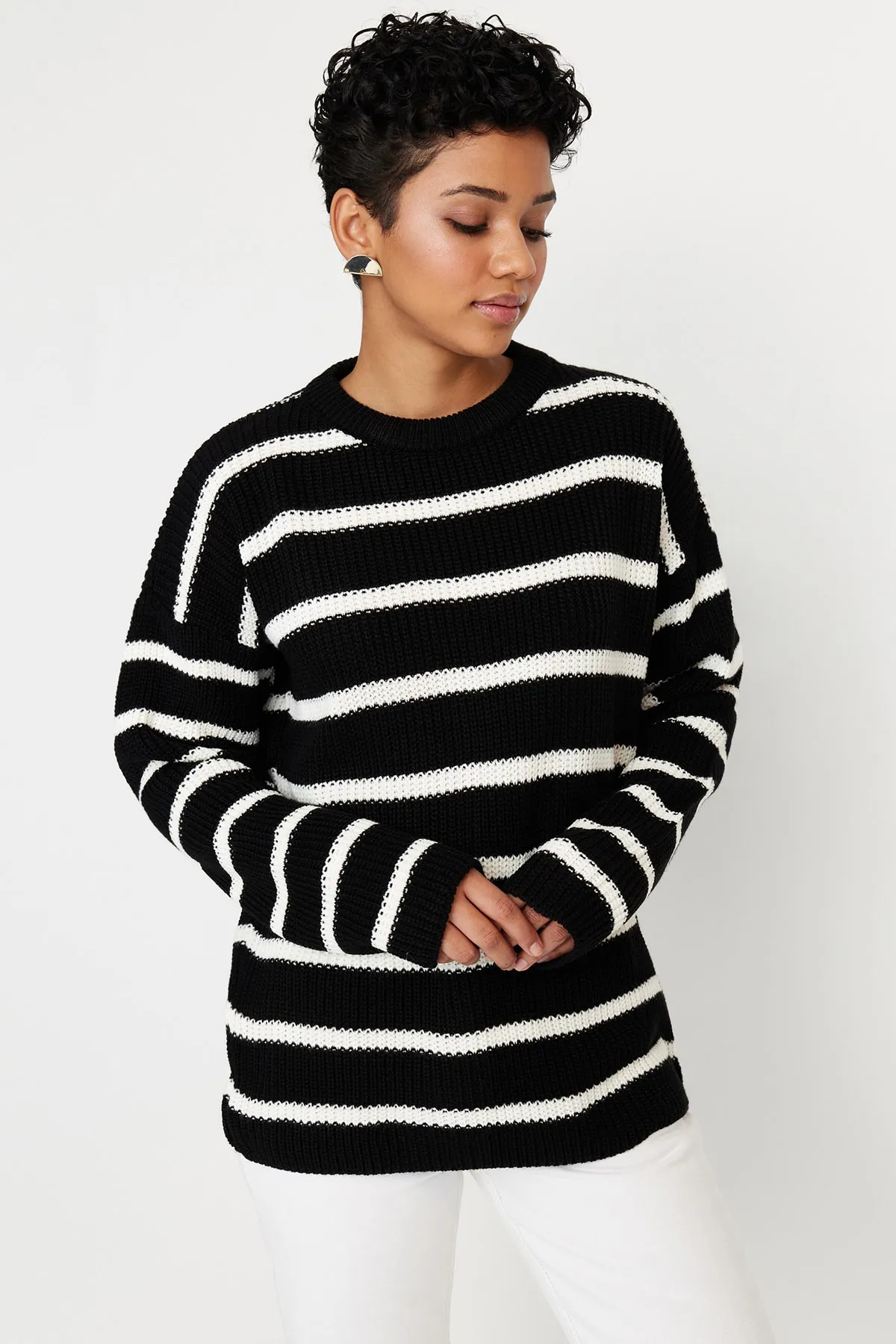Trendyol Collection  Schwarzer Strickpullover mit weiter Passform TWOAW23KZ00720