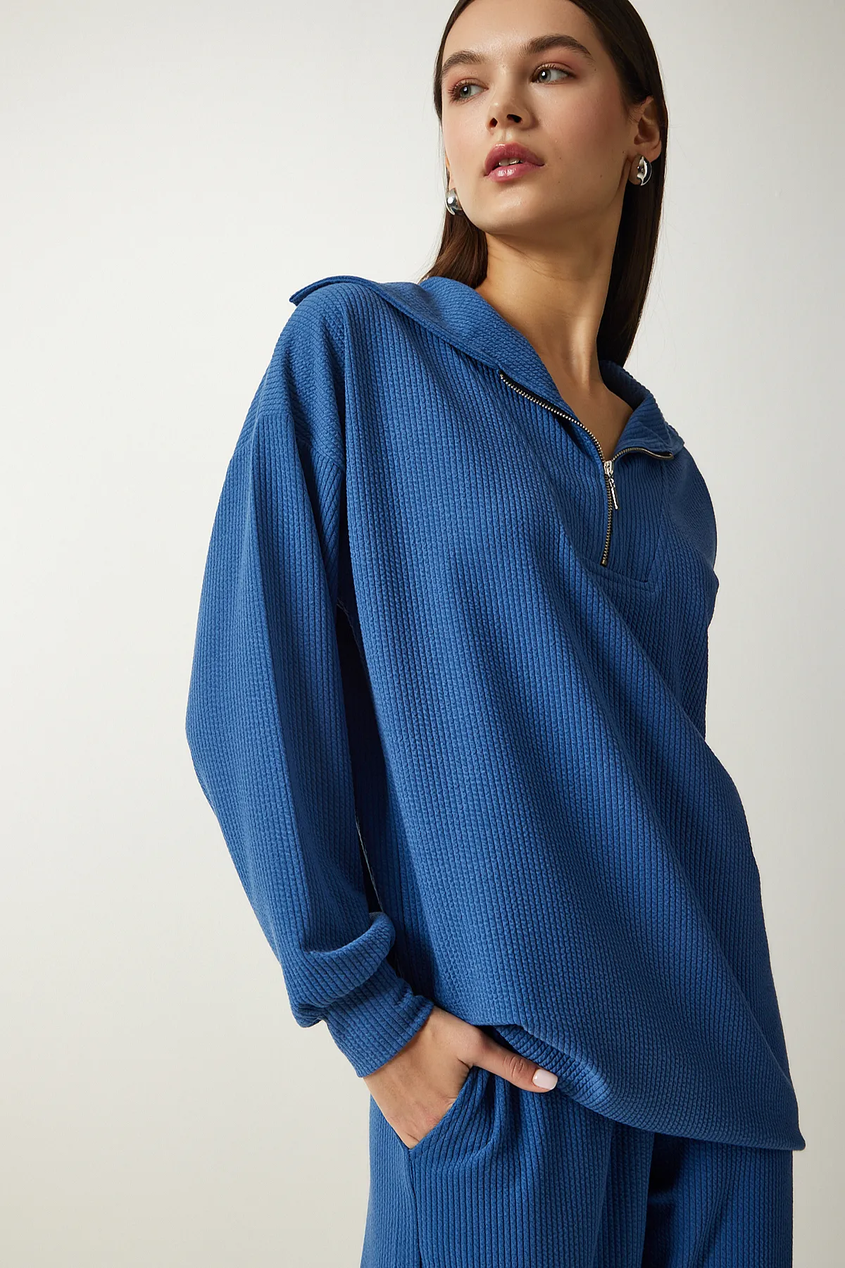 Happiness İstanbul  Damen-Set aus schnurgebundener Strickbluse und Hose in Indigoblau EW00004