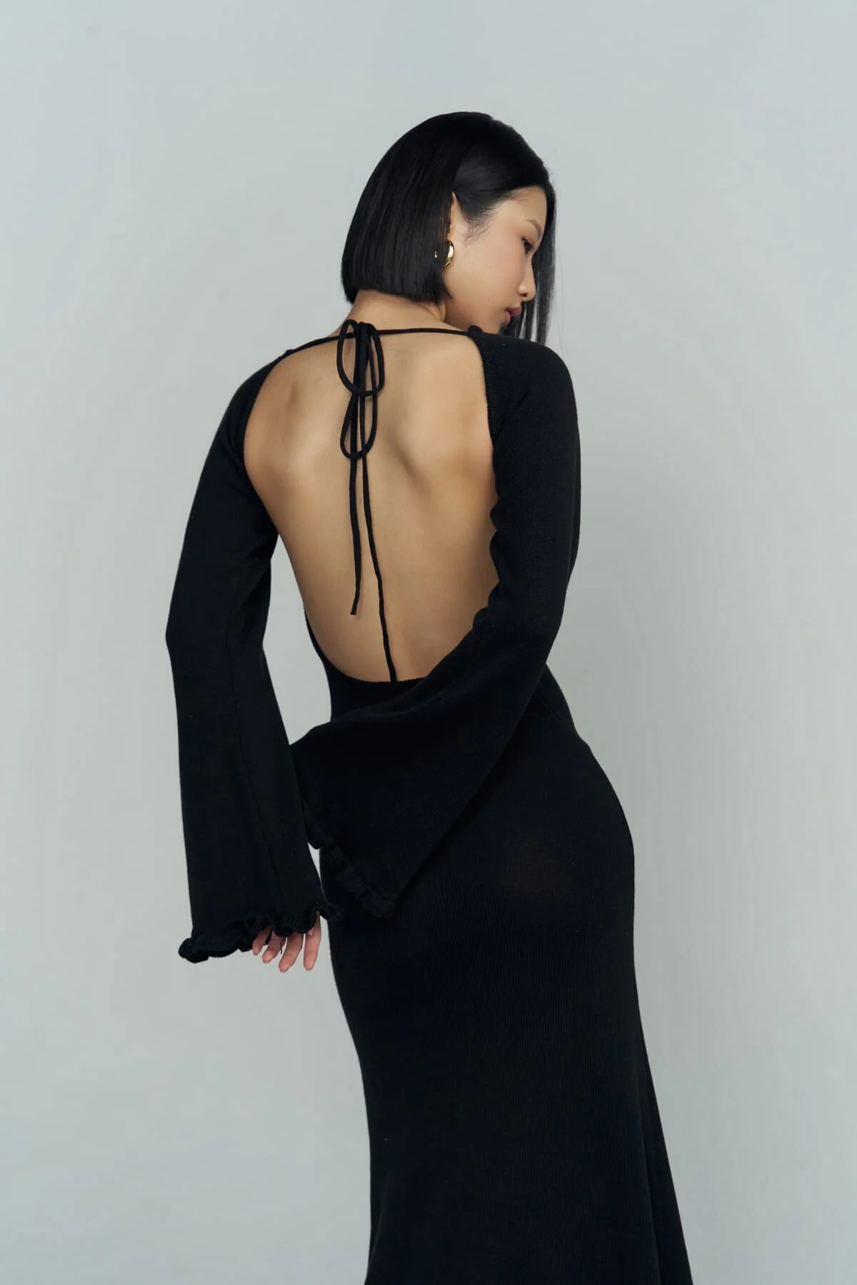 BOHEMAİ  Schwarzes Strickkleid mit tiefem Ausschnitt „Angela Back“