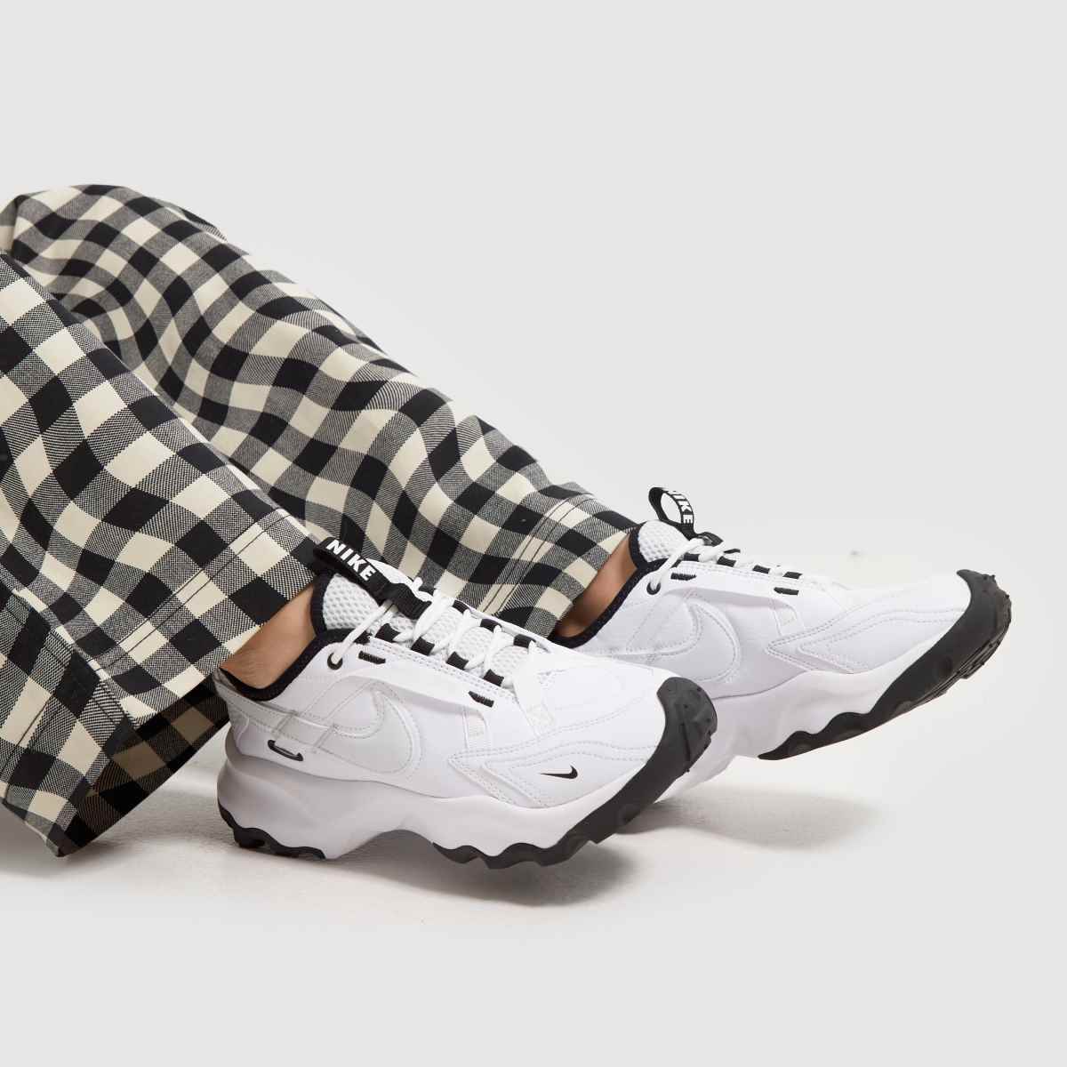 Nike tc 7900 prm träningsskor i vitt och svart