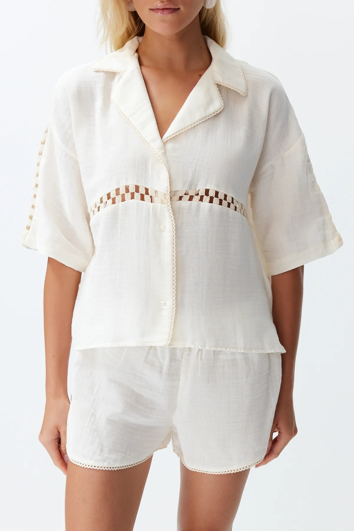 Trendyol Collection  Hemd-Shorts-Set aus gewebtem Musselin aus 100 % Baumwolle in Ecru TBESS24AU00024
