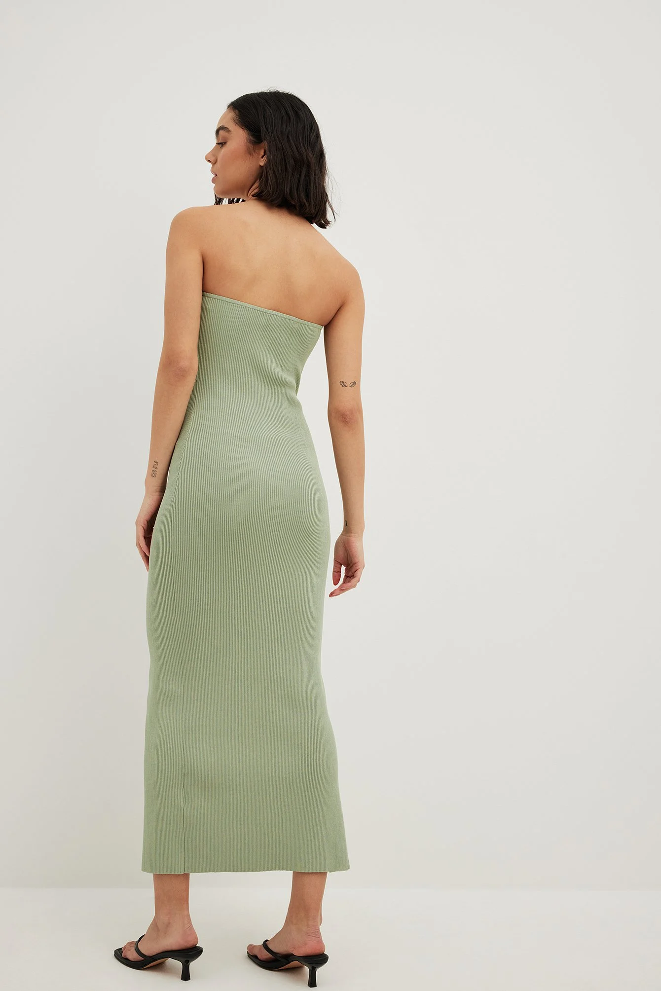 Feingestrickter, hoch geschlitztes Schlauchkleid