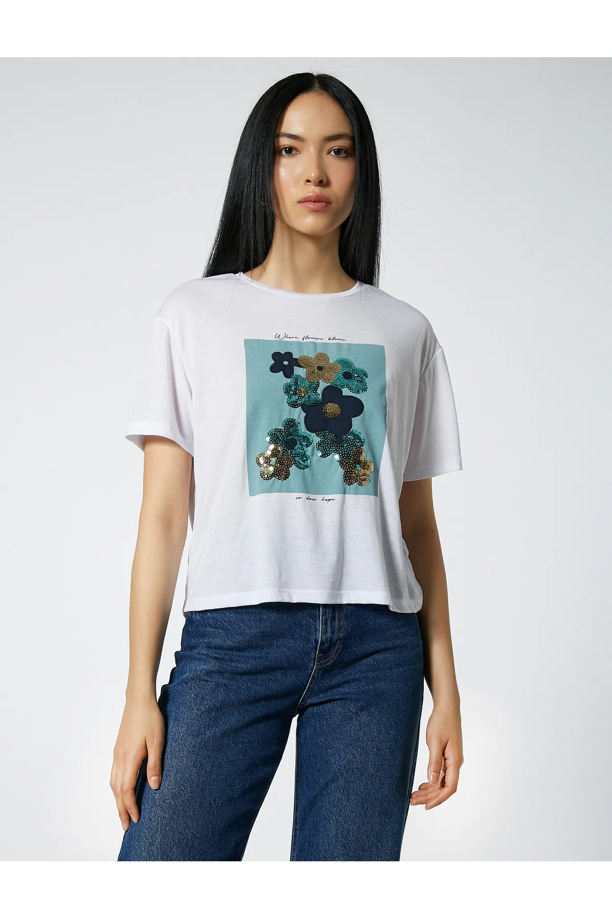 Koton  Mit Pailletten bedrucktes T-Shirt mit Rundhalsausschnitt und kurzen Ärmeln