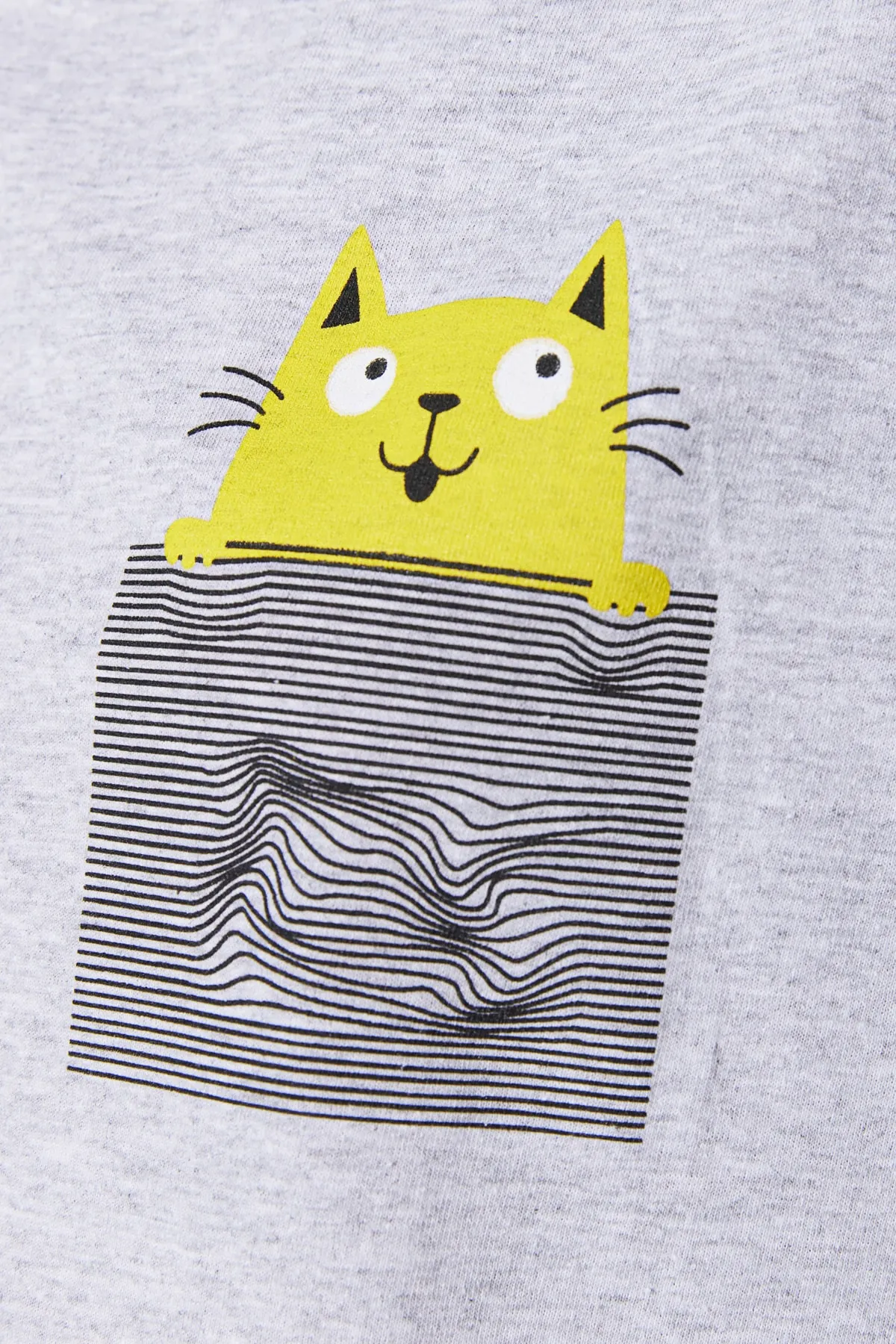 Trendyol Collection  Gelbes Pyjama-Set aus bedrucktem T-Shirt und Shorts aus Baumwolle THMSS21PT0734