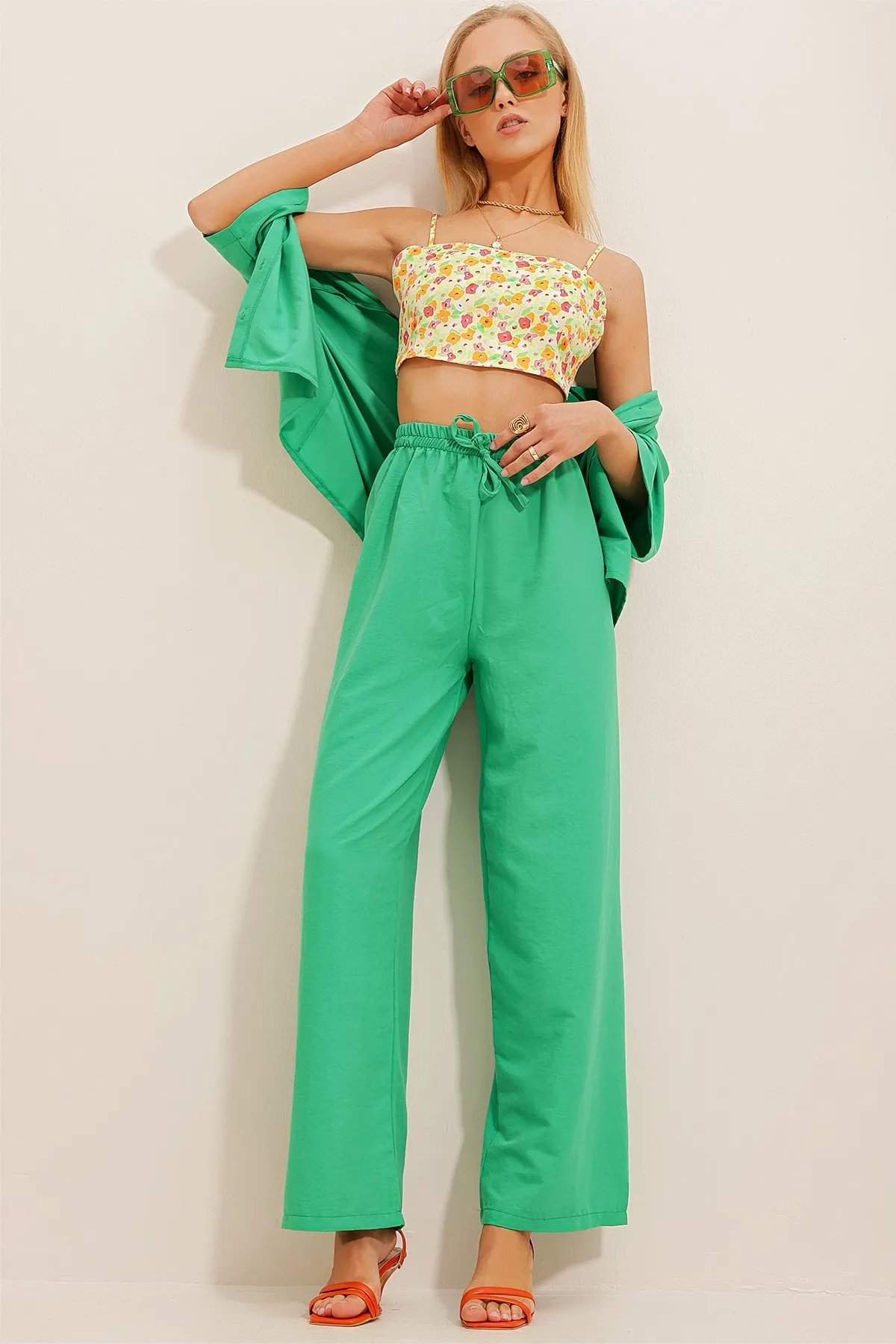 Trend Alaçatı Stili  Grüne Aerobin-Hose mit elastischem Bund und entspanntem Schnitt für Damen ALC-X6625