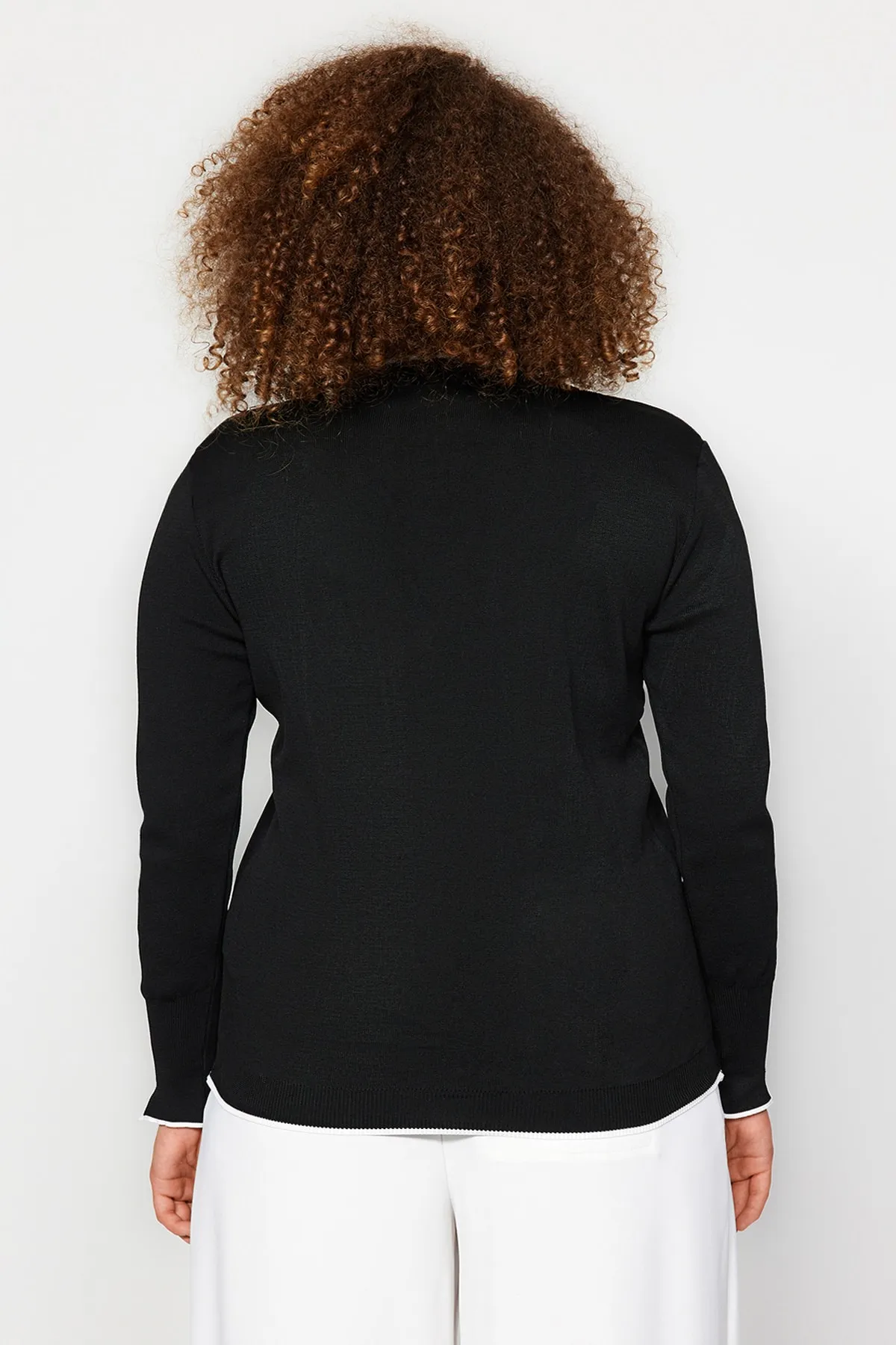 Trendyol Curve  Gestreifter Strick-Cardigan mit schwarzen Goldknöpfen und detaillierten Knöpfen TBBAW24AV00014