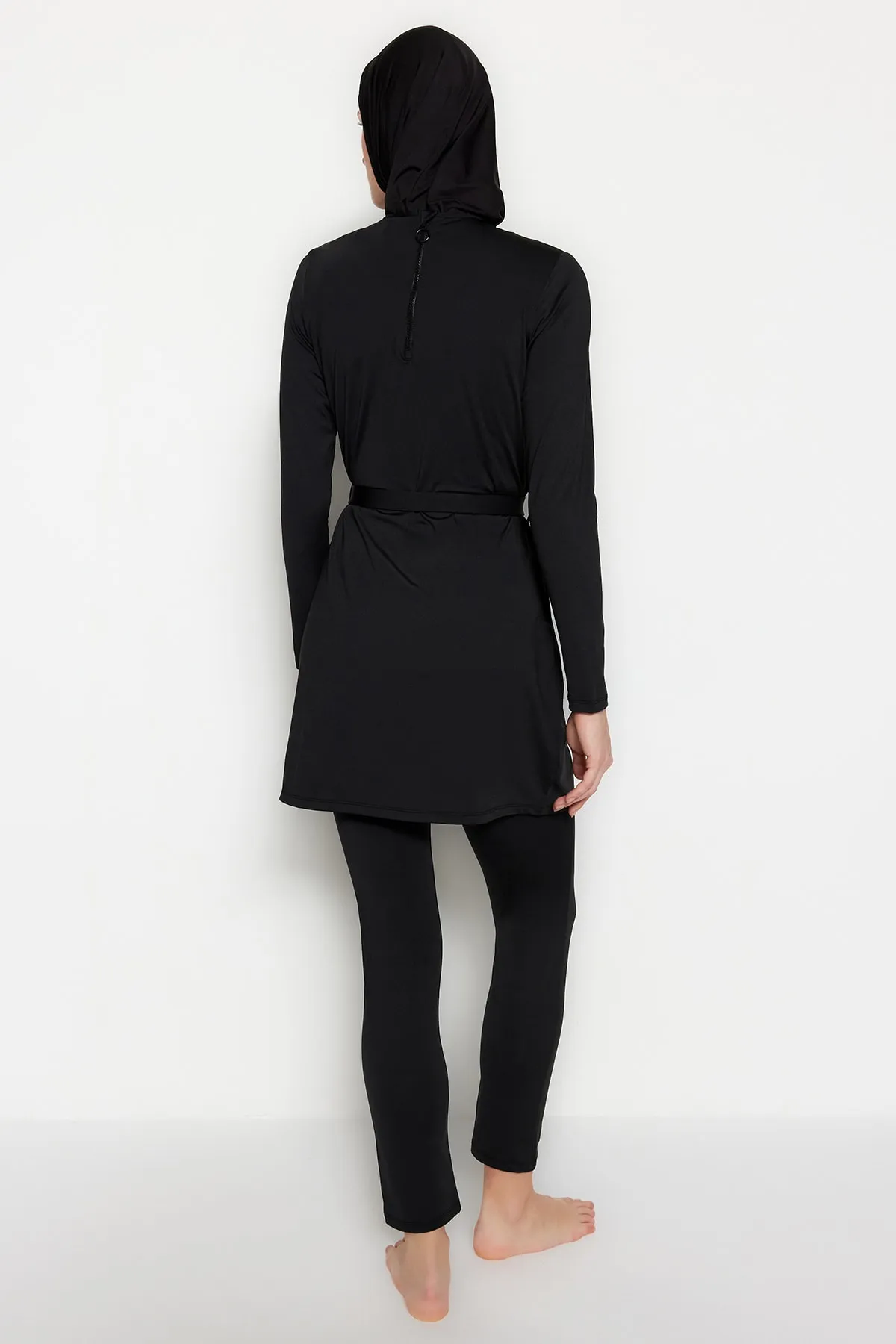 Trendyol Modest  Schwarzes, vollständig bedecktes, gestricktes Lycra-Badeanzugset mit Gürtel und Gürtel TCTSS23CF00043