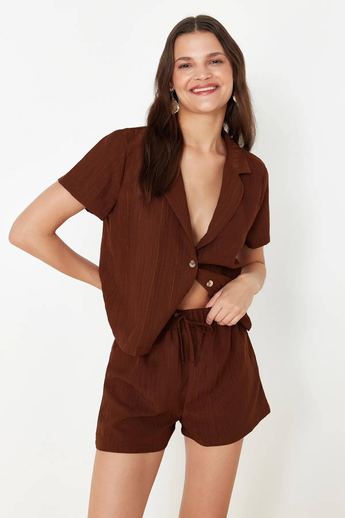 Trendyol Collection  Braunes gewebtes Hemd-Shorts-Set TBESS24AU00065