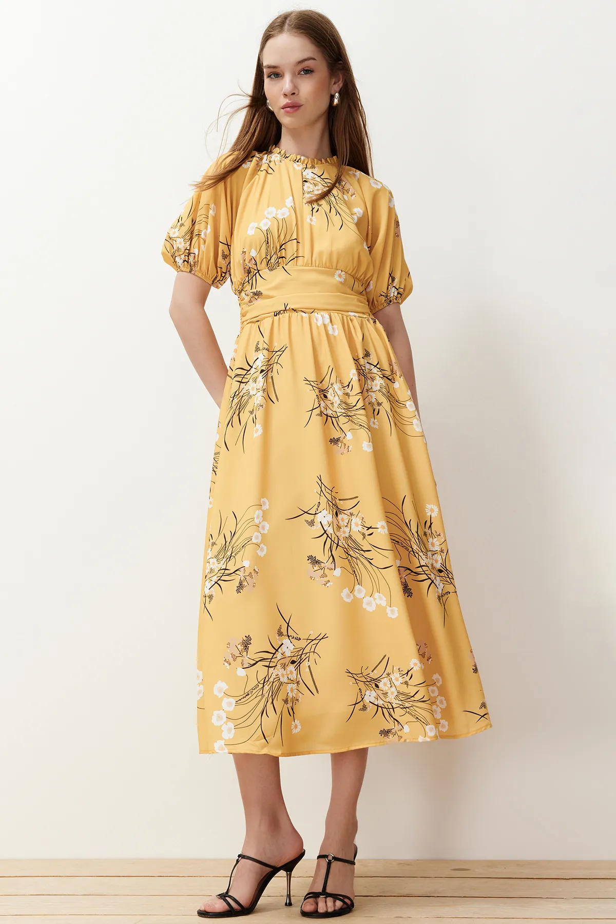 Trendyol Modest  Senfgelbes, langes Kleid mit Ballonärmeln und Blumenmuster TCTSS24EB00008