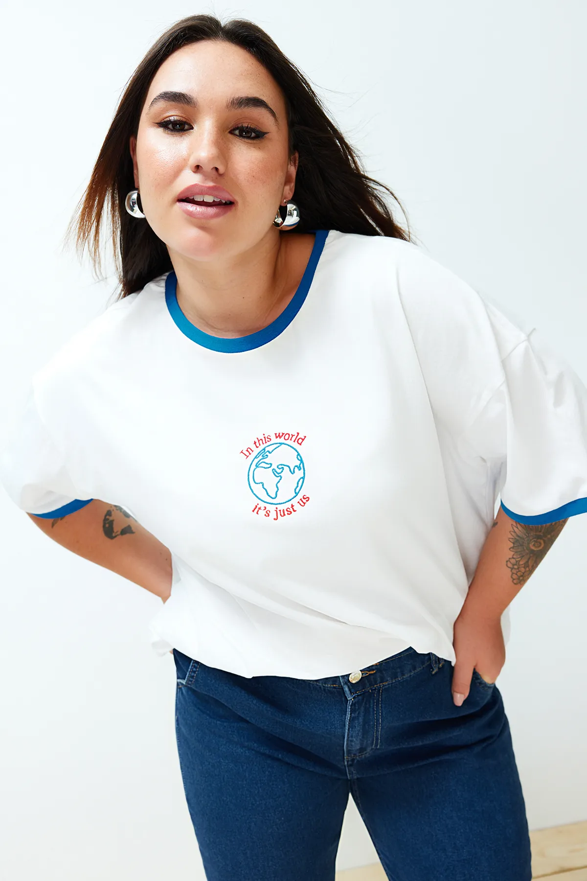 Trendyol Curve  Ecru Unisex-Übergröße, bequemes Paar-Strick-T-Shirt aus 100 % Baumwolle TBSSS24BF00033