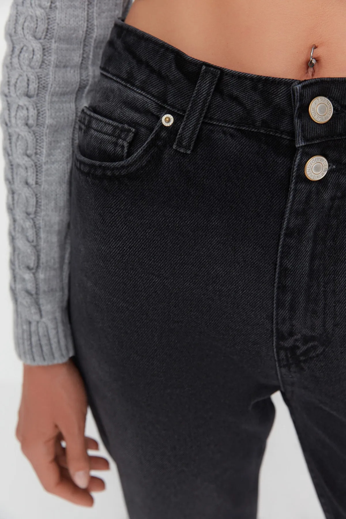 Trendyol Collection  Schwarze Mom-Jeans mit zwei Knöpfen und hoher Taille TWOSS21JE0153