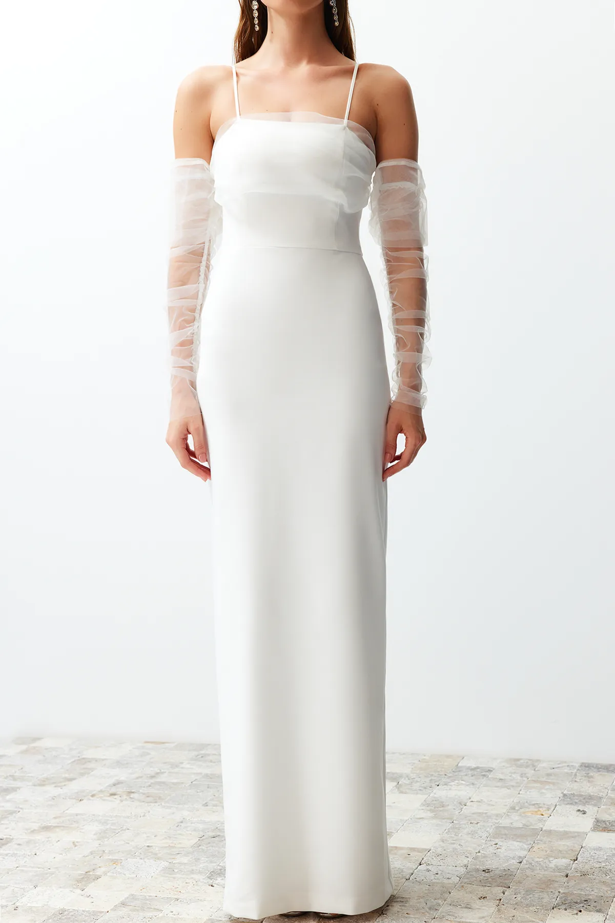 Trendyol Collection  Weißes, körperbetontes, gewebtes, gefüttertes Hochzeits-/Nikah-Brautabendkleid in Weiß TPRSS24AE00016