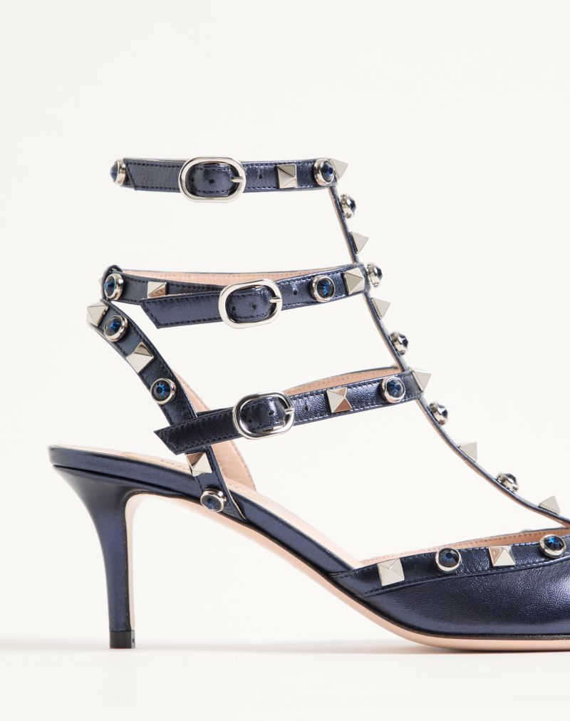 Rockstud pumps van gelamineerd nappaleer met een cabochon van 65 mm.