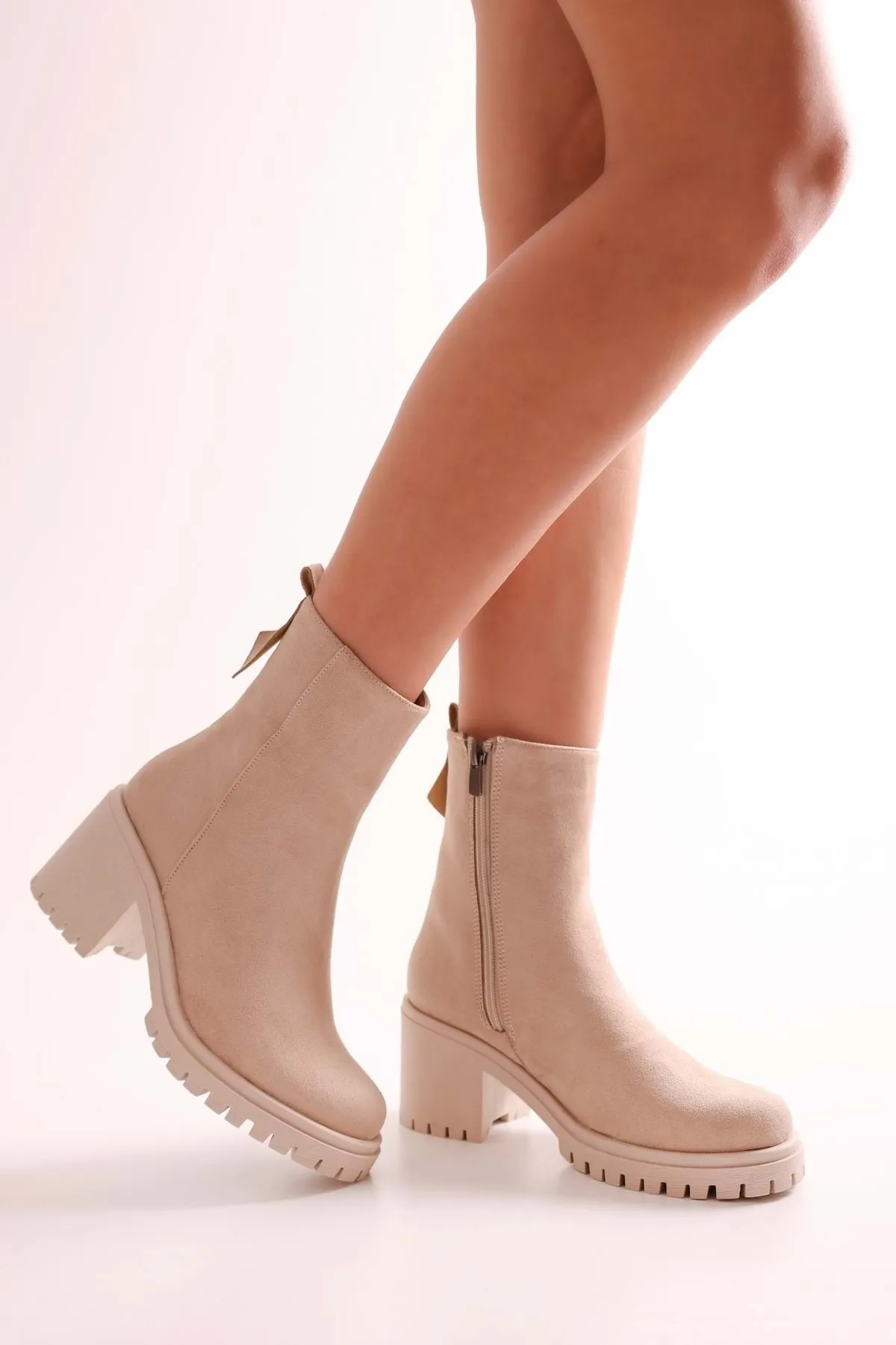 Shoeberry  Damen Marlo Beige Wildlederstiefel Beige Wildleder