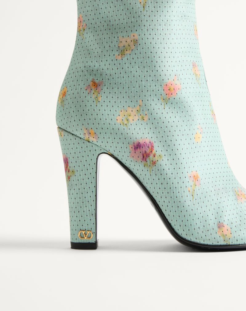 Bota Hotty em tecido chinês com estampa de flores, bolinhas e penas, 100mm