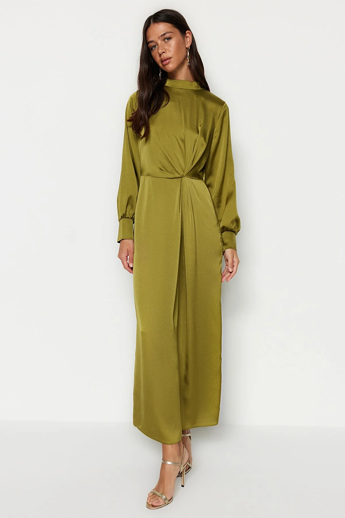 Trendyol Modest  Khakifarbenes Satin-Abendkleid mit geraffter Taille TCTSS23DB00043
