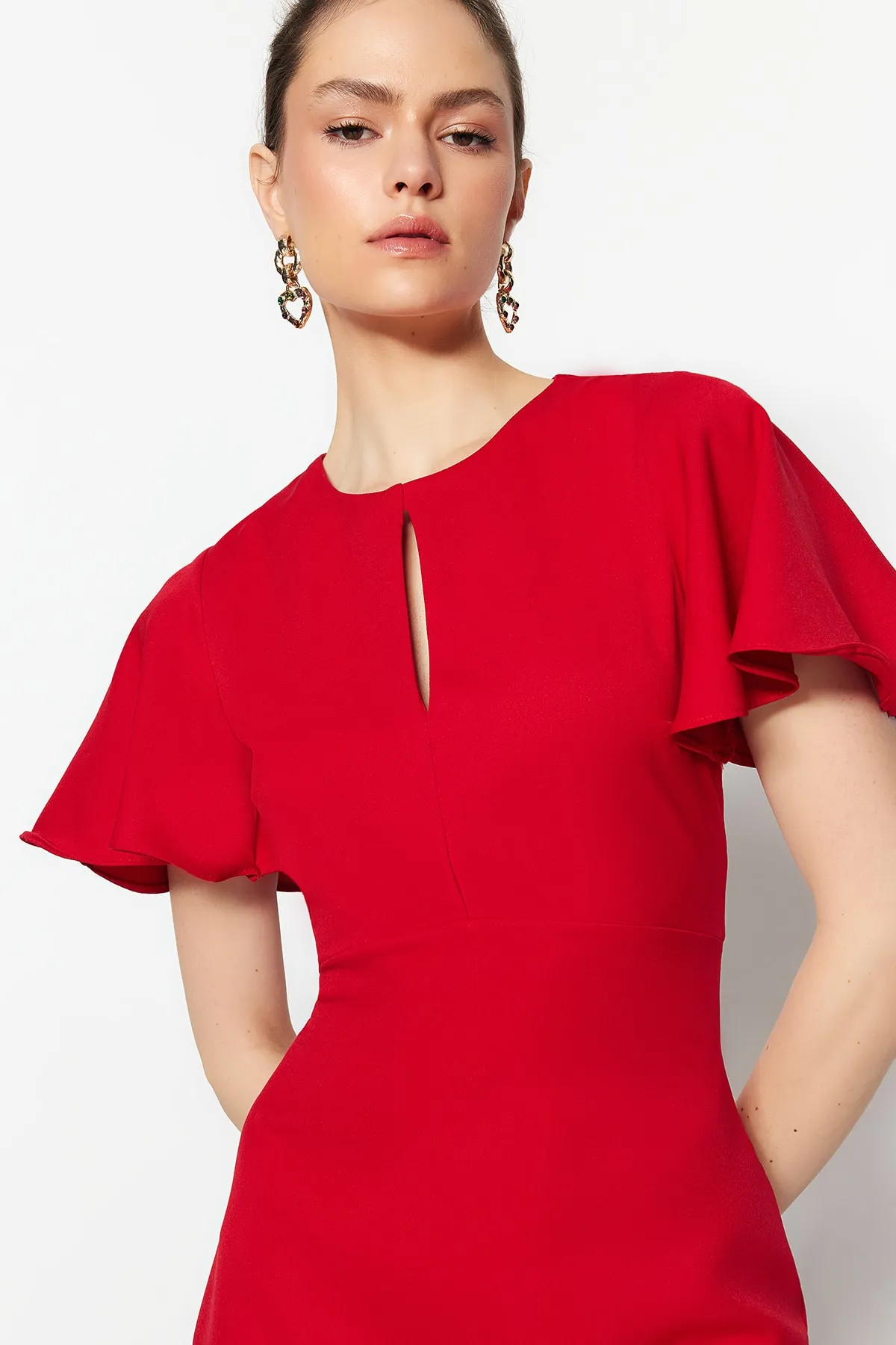 Trendyol Collection  Rotes, figurbetontes, gewebtes Midi-Kleid mit tiefem Ausschnitt und detailliertem, kurzärmeligem, geschlitztem Webkleid TWOSS23EL00604
