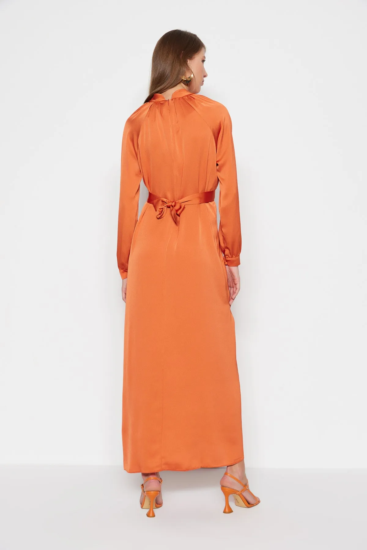 Trendyol Modest  Orangefarbenes Abendkleid aus Satin mit Gürtel TCTSS23DB00038