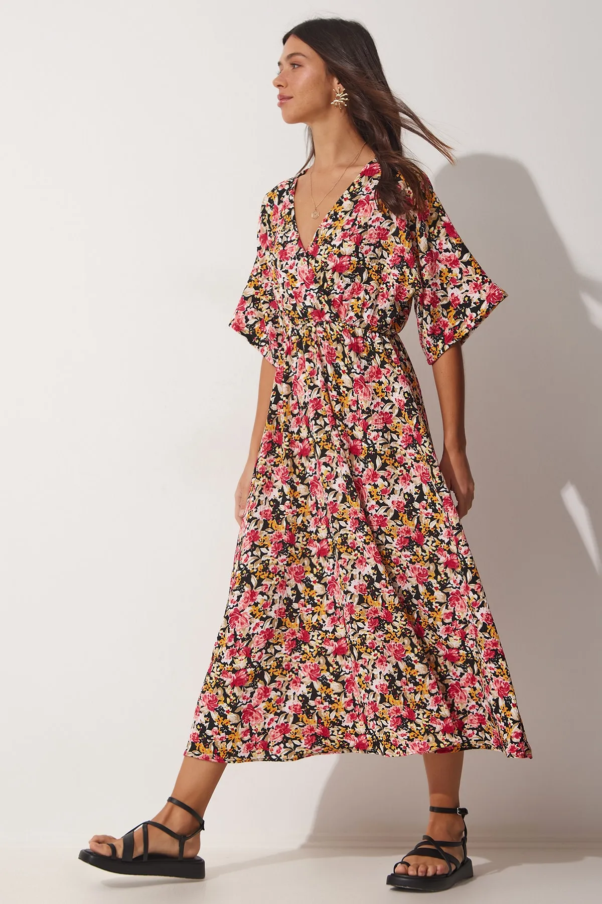 Happiness İstanbul  Loses Sommer-Strickkleid mit Wickelkragen für Damen in Rosa und Schwarz mit Blumenmuster DK00158
