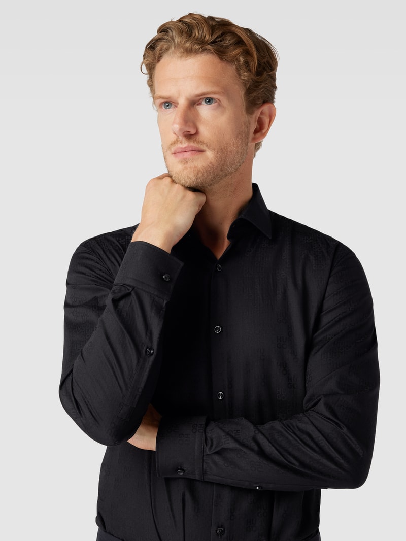 Slim Fit Business-Hemd mit Allover-Label-Muster Modell 'Kenno' in schwarz