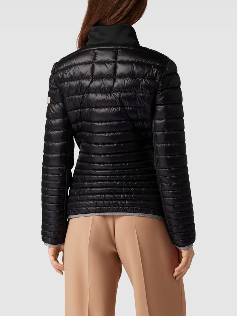 Steppjacke mit Label-Patch in schwarz