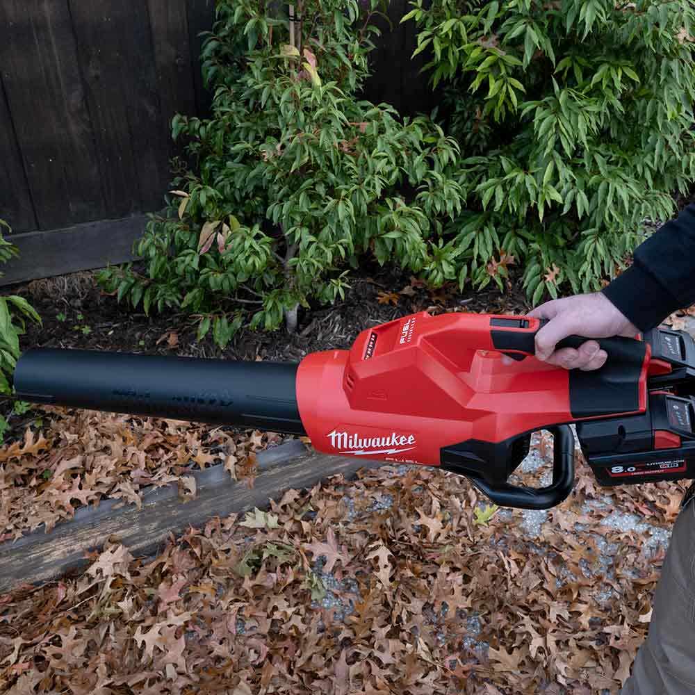 Soprador sem fio MILWAUKEE FUEL™ de 18V com duas baterias M18F2BL0