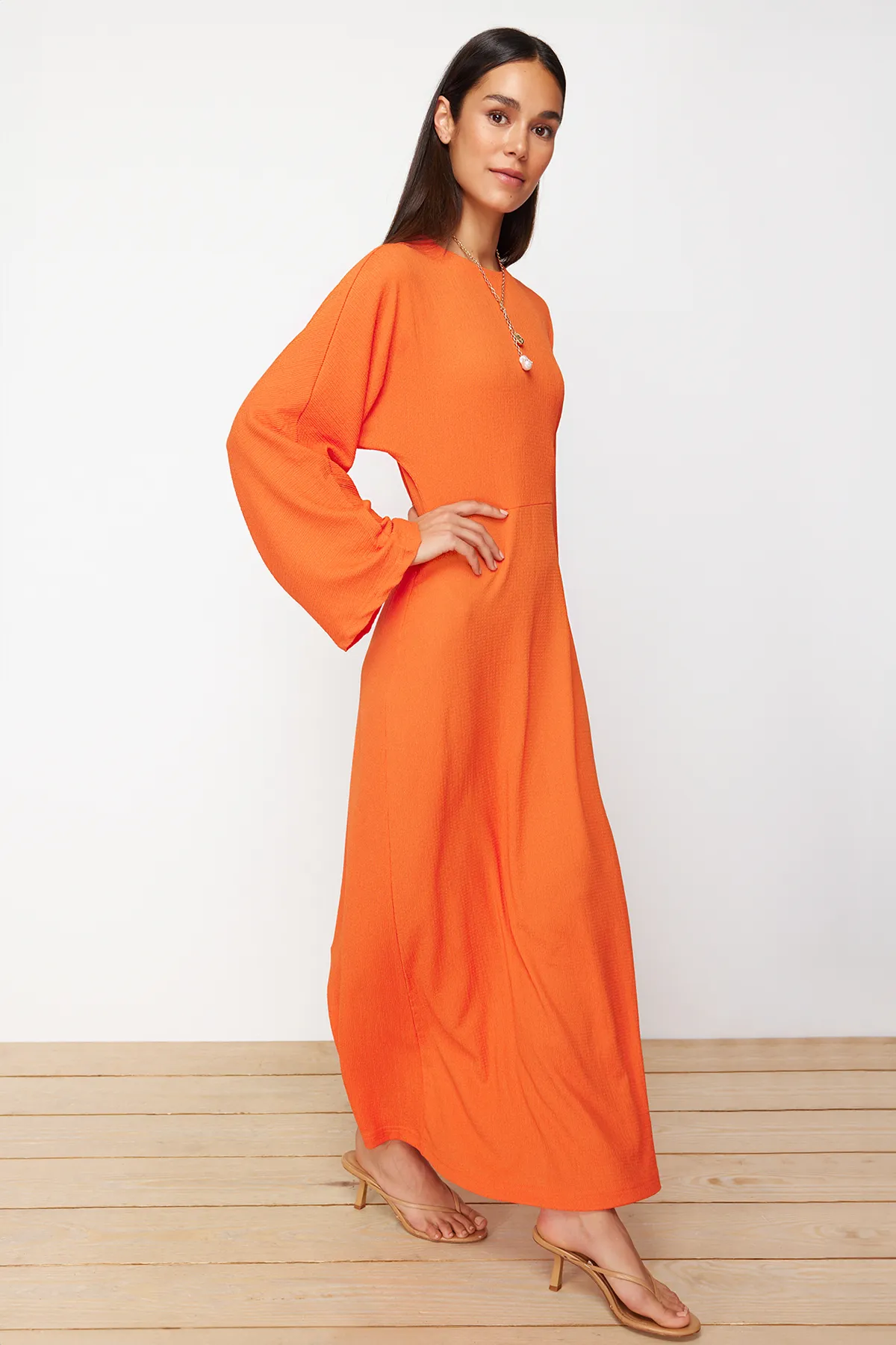 Trendyol Modest  Orangefarbenes Strickkleid mit spanischen Ärmeln TCTSS23EB00210
