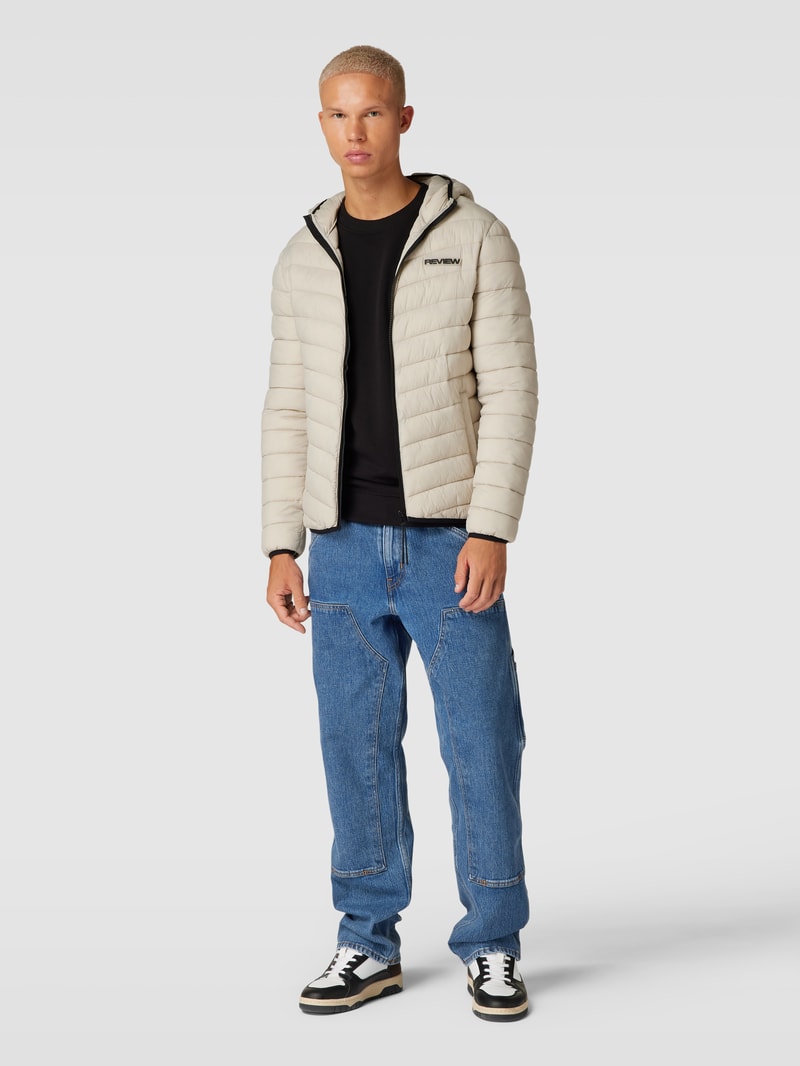 Steppjacke mit Kapuze in schlamm