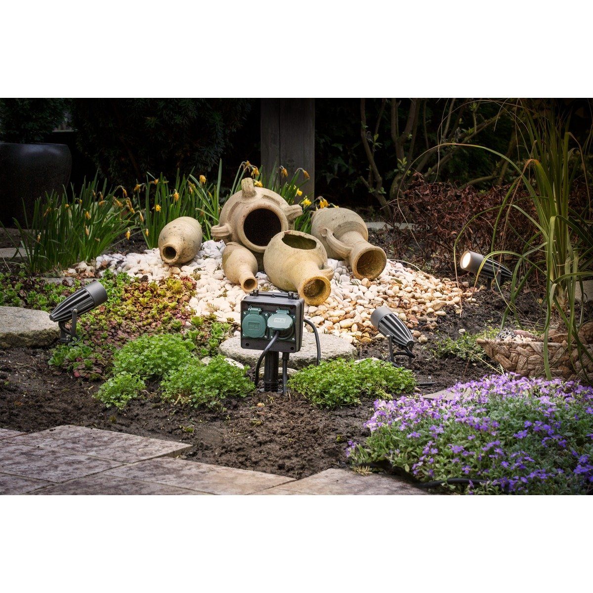 JUNG Gartensteckdose Tarmo 2-Fach Steckdose mit Erdspieß, Klappdeckel, Wasserfest, Outdoor, Mehrfachsteckdose, Steckdosensäule, Steckdosenleiste, 1-St., Garten-Steckdose, Steckdosenblock, Stromstecker Stromanschluss, Außensteckdose Steckdose Gartenst